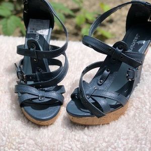 Brand new size 7 wedge heel shoe!